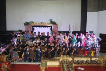 Pentas “Wayang Sampah” Warnai Puncak Bulan Bahasa dan Sastra 2025 di SMPIT Al Uswah Magetan