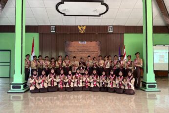 Bukan Sekadar Brevet di Dada: 27 Siswa SMP IT Al-Uswah Magetan Dilantik Jadi Pramuka Garuda, Ditutup Haru Basuh Kaki Orang Tua